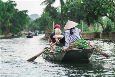 Touristenboote zu den Tam Coc Höhlen